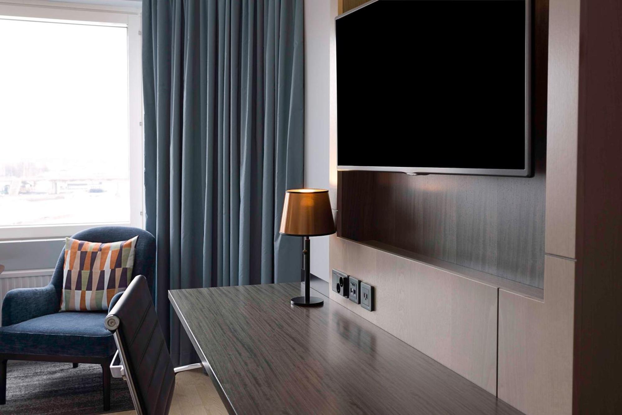 Hilton Helsinki Strand Extérieur photo A television in a hotel room